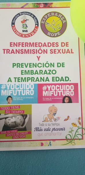 A tarpaulin for the event, text in Spanish