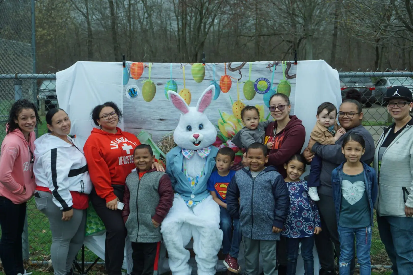 The bunny mascot together with a big group of parents and their children (1)