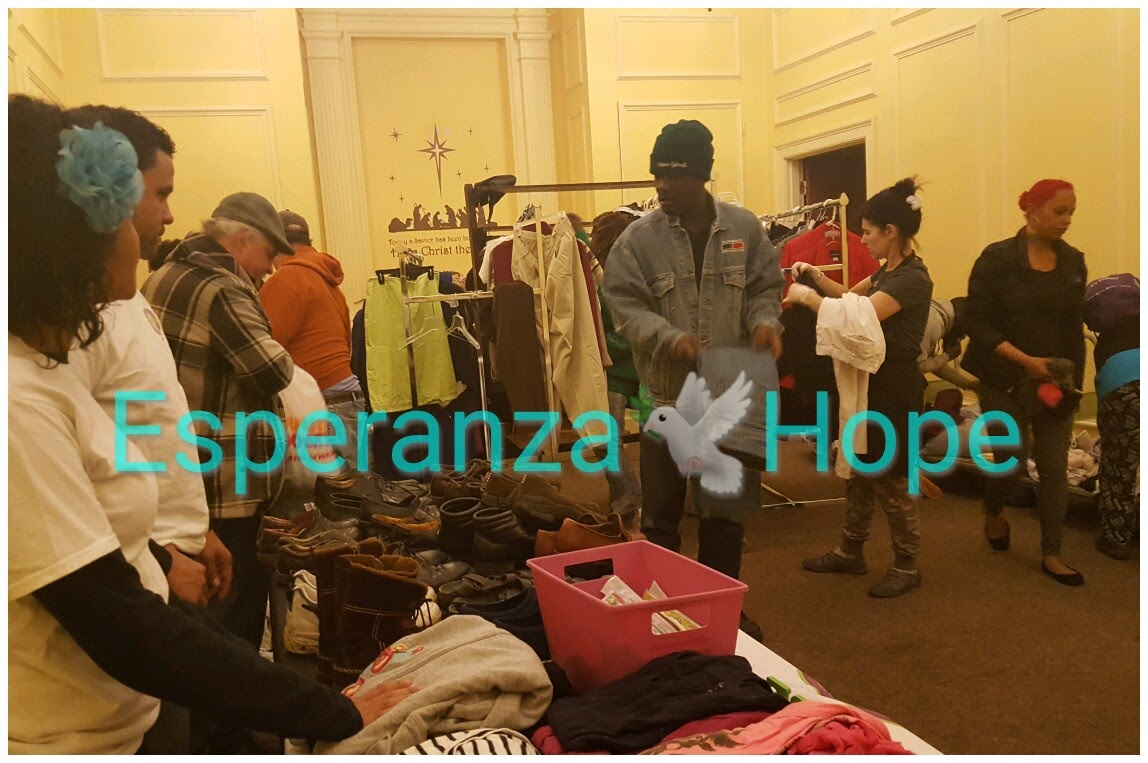 People searching for clothes. Text: Esperanza-Hope